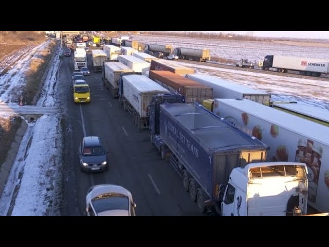 Camioneros y agricultores bloquen las carreteras de Rumanía para presionar al Gobierno