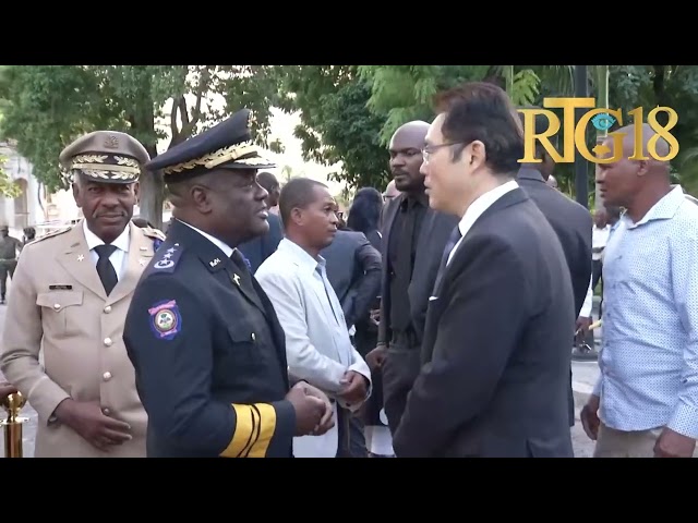 PM Ariel Henry depoze yon jèb flè nan memoryal jaden Palais National nan okazyon 12 janvye 2024 la