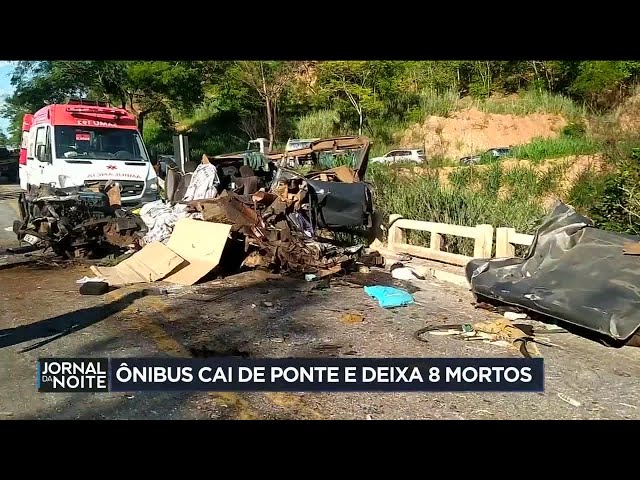 Ônibus cai de ponte de deixa 8 mortos