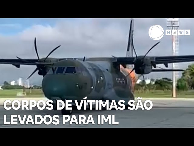 Corpos de vítimas de helicóptero são levados para exames necroscópicos