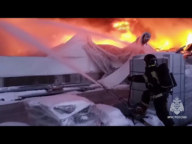 Un incendio arrasa un almacén en San Petersburgo (Rusia)