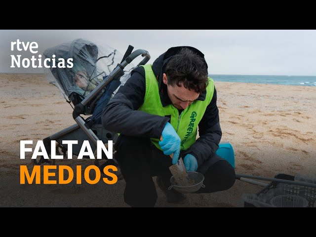 VERTIDO PÉLETS: Los VOLUNTARIOS se ORGANIZAN para RETIRARLOS de las PLAYAS GALLEGAS | RTVE Noticias