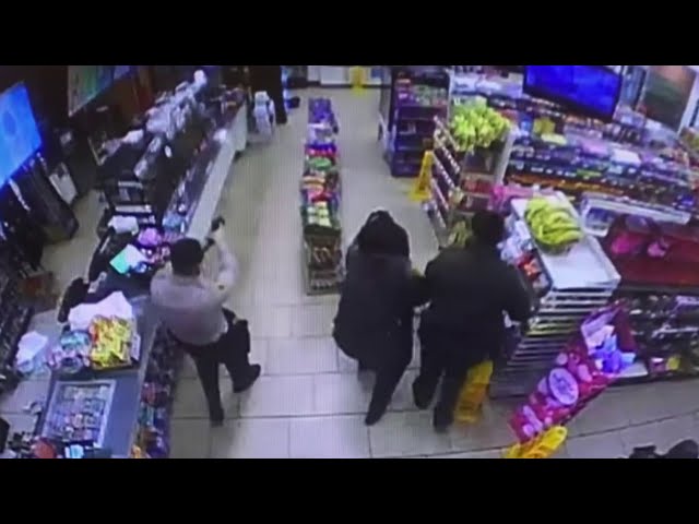 Deputy walks in on 7-Eleven robbery