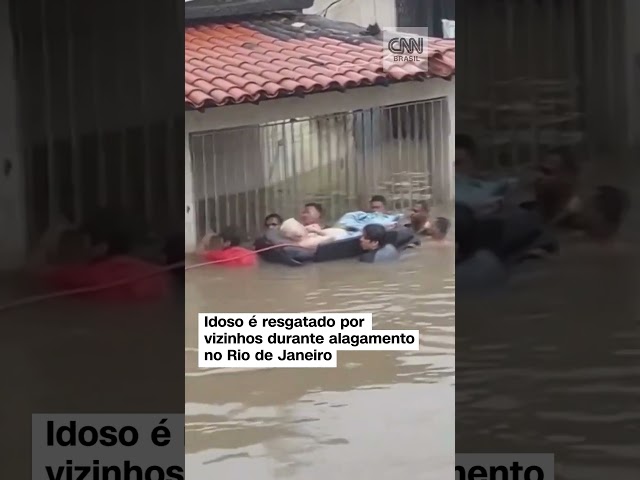 #Shorts - Idoso é resgatado por vizinhos durante alagamento no Rio de Janeiro