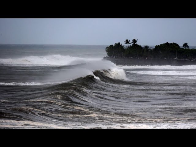 Sous la menace d'un cyclone historique, la Réunion confinée • FRANCE 24