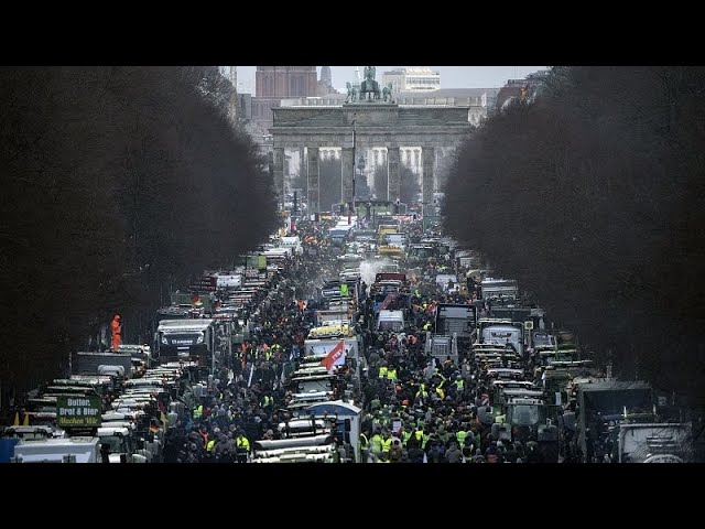 Miles de agricultores claman en Berlín contra el Gobierno por la supresión de subsidios al diésel