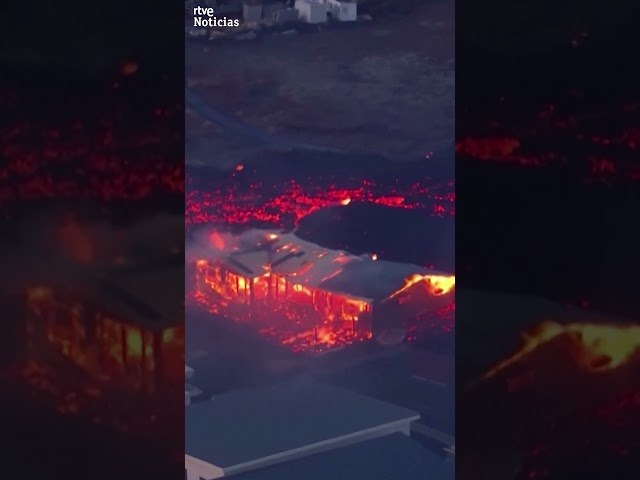 #ISLANDIA:  La #LAVA ENGULLE las CASAS en #GRINDAVIK y #DESPLAZA a 4000 VECINOS de la ZONA