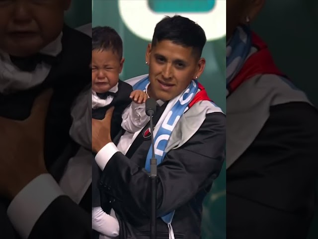 ¡El momento más tierno de THE BEST! ¡Un papá fue reconocido por dar la mamila a su hijo! | #shorts