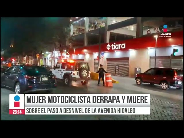 Mujer motociclista derrapa y muere sobre el paso a desnivel | Imagen Noticias GDL con Rey Suárez