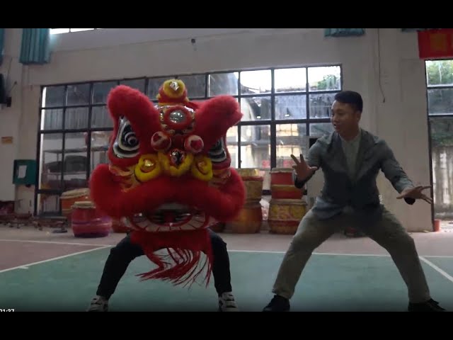 Live: Dance as a lion -- American expat masters southern style lion dancing in Guangxi