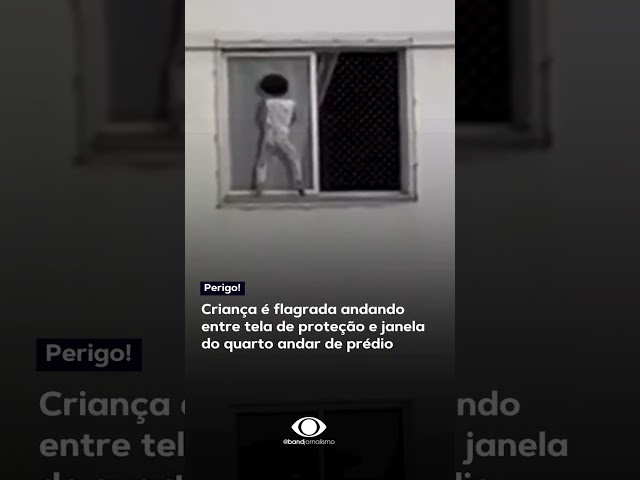 Criança é flagrada andando entre tela de proteção e janela do quarto andar de prédio