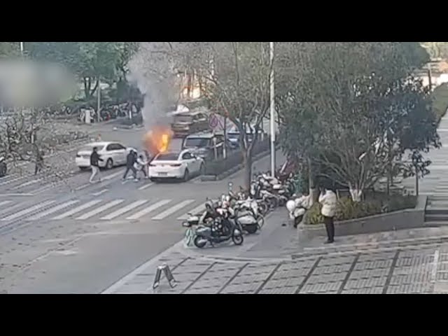 Brave Chinese man rescues driver from burning car