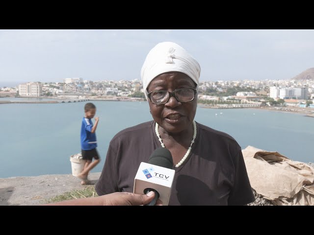 ⁣Moradores da Achada Grande Frente, Praia reclamam do lixo atirado nas encostas