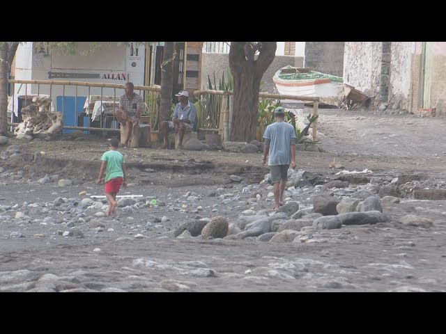 Mar revolto invade casas e deixa praia de Tarrafal de Monte Trigo destruída