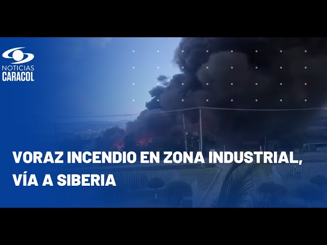 A esta hora: incendio en una fábrica de químicos a las afueras de Bogotá