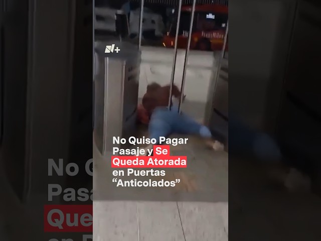 Mujer se queda atorada en puerta anticolados - N+ #colombia #internacional #transportepúblico