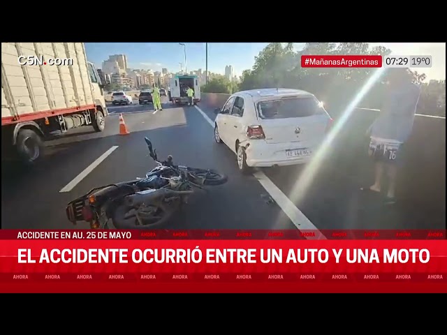 ACCIDENTE entre un AUTO y una MOTO en AU. 25 de MAYO: eL MOTOCICLISTA fue TRASLADADO