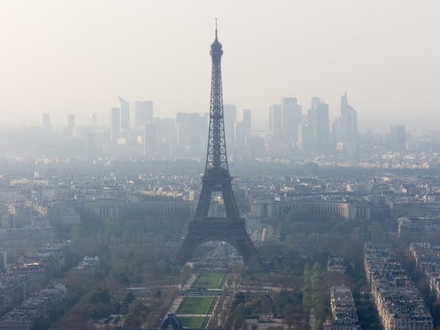 ⁣Де Ейфелева вежа? Знайди її в тумані! Eiffel Tower as frosty conditions blanket Paris