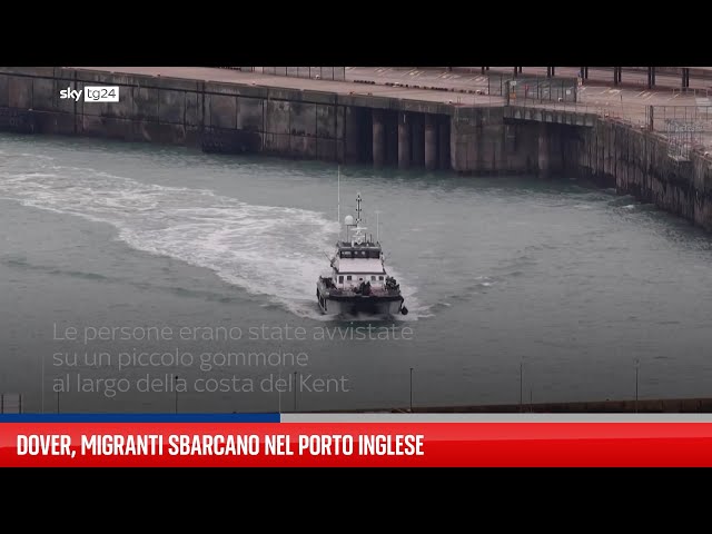 Dover, migranti sbarcano nel porto inglese