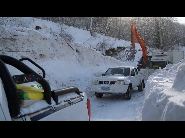 Tourists stranded by avalanches in Xinjiang's mountain village leave safely after road clearanc