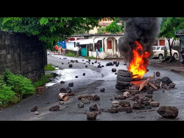 Climat insurrectionnel aux Comores: Barricades, arrestations, Couvre-feu, internet limité