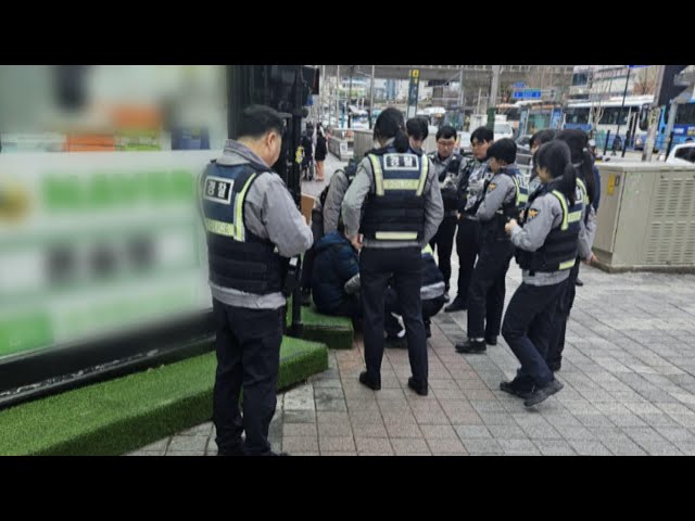 흉기 든 채 부산 번화가에 앉아 있던 남성 붙잡혀 / 연합뉴스TV (YonhapnewsTV)