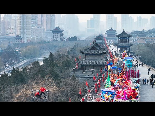 Live: How about strolling along Xi'an City Wall to feel its historical vibe