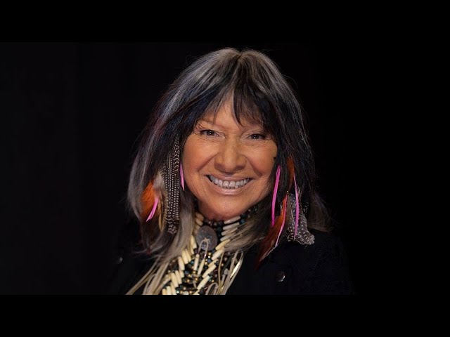 ENQUETE | Buffy Sainte-Marie : derrière la légende