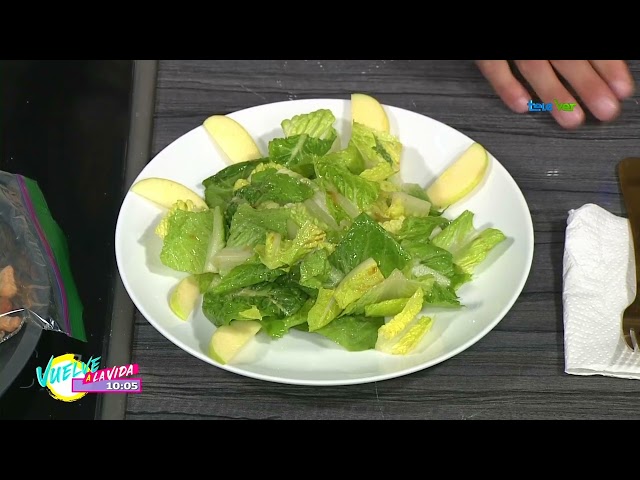 "Ensalada de miel mostaza" nos preparó el chef Josúe Elvira.