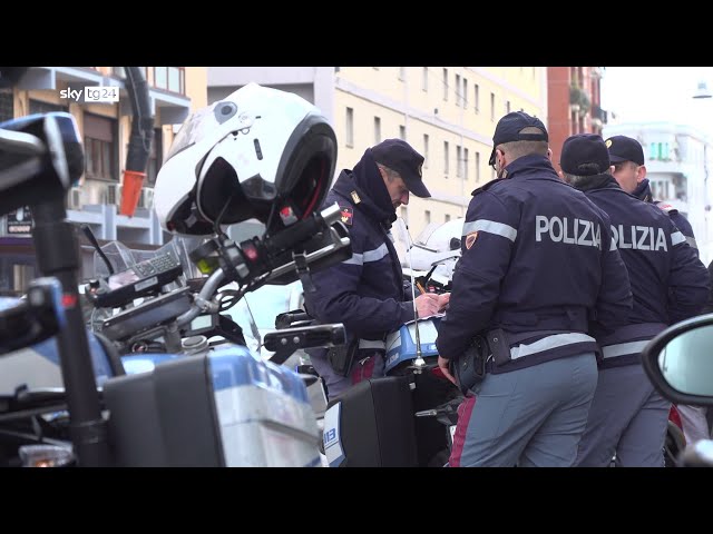 Paura a Napoli, 80 spari tra la folla e passante ferita