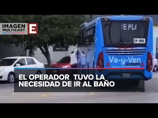 Conductor de Va y Ven olvida poner freno y unidad choca contra auto