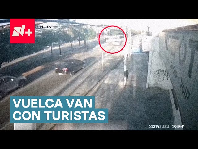 Vehículo choca contra van turística y provoca volcadura en Playa del Carmen - N+