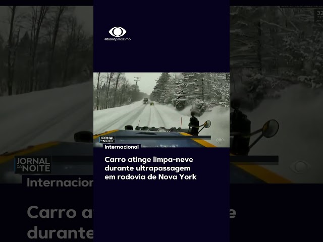 Carro atinge limpa-neve em rodovia de Nova York #shorts