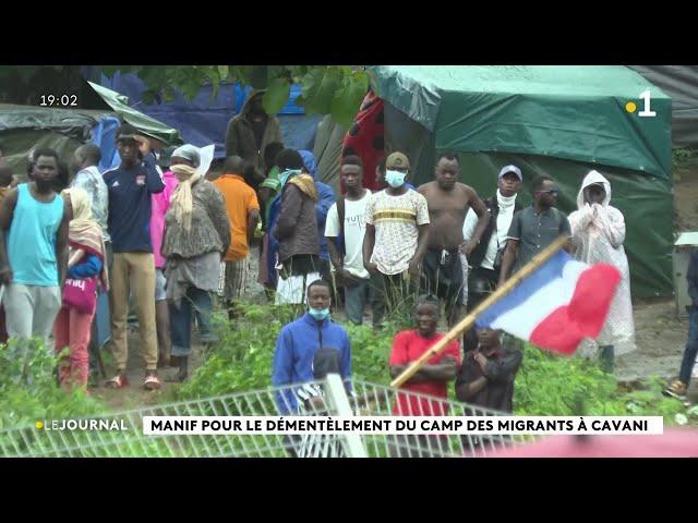 Manifestation pour le démentèlement du camp des migrants à Cavani