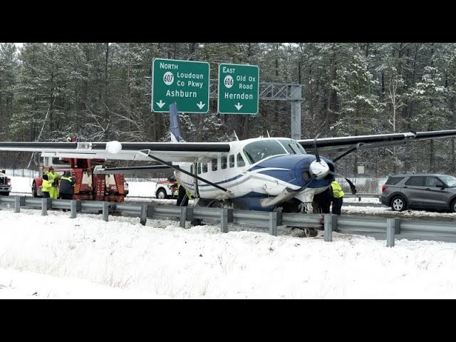 Una avioneta realiza un aterrizaje de emergencia en una autopista en Estados Unidos