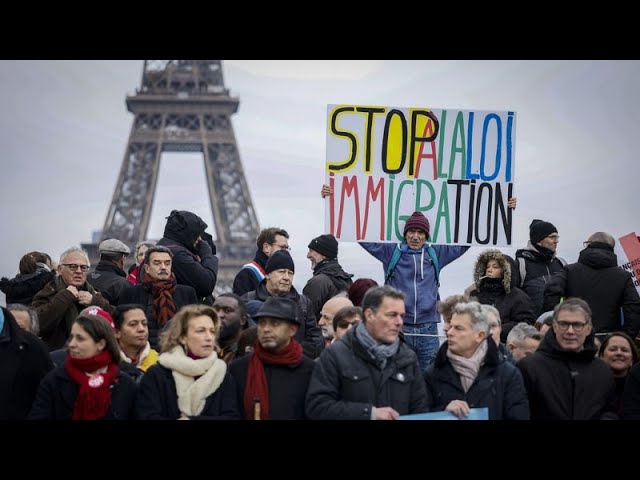 Decenas de miles de franceses piden a Macron que impida la entrada en vigor de la ley antiinmigrante