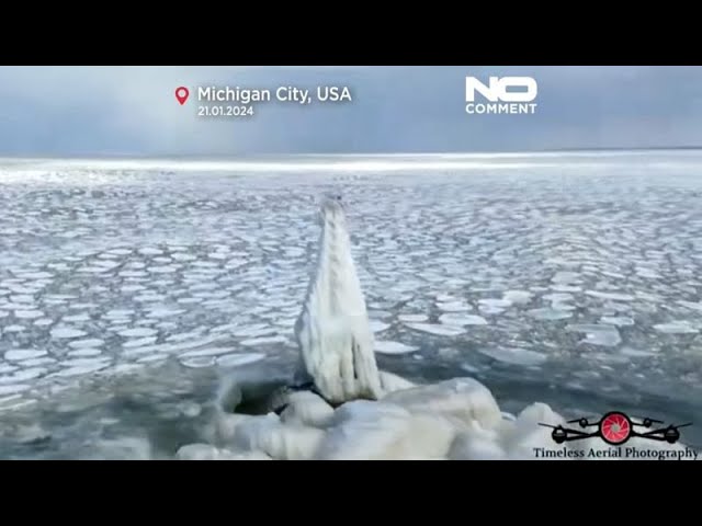 NO COMMENT | Un faro se cubre de hielo tras una tormenta de nieve en el lago de Michigan