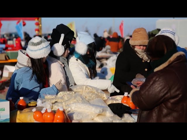 Chinese people start annual shopping craze ahead of Spring Festival