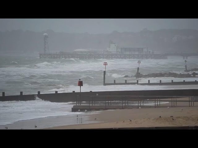 ⁣Тисячі людей без світла Шторм «Іша» у ЄвропіStorm Isha:tens of thousands without electricity in U.K.