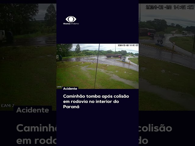 Caminhão tomba após colisão em rodovia no interior do Paraná