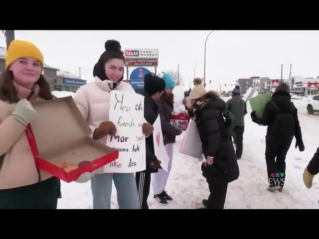 Saskatoon students join teachers on the picket line