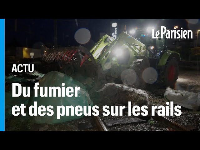 Les agriculteurs paralysent la gare d'Agen avec du fumier et des pneus