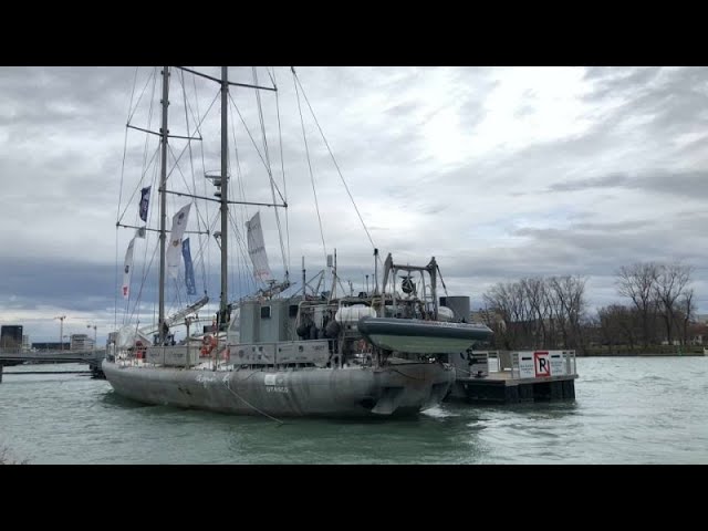 ⁣Ein kleines Segelboot kämpft gegen die Verschmutzung der Flüsse und Meere