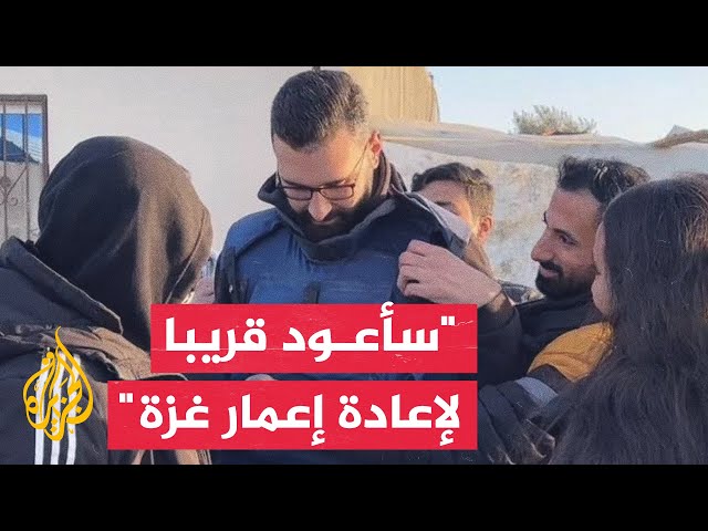 المصور الصحفي معتز عزايزة يغادر قطاع غزة