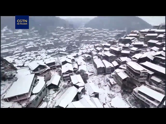 ⁣В деревне народности мяо выпал первый в 2024 году снег