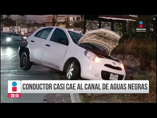 Conductor casi cae al canal de aguas negras