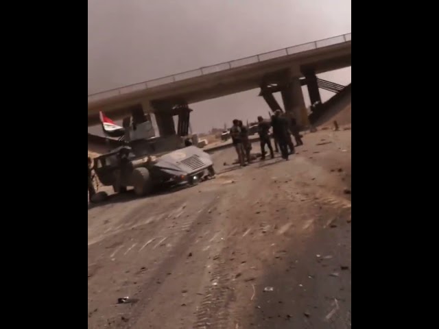 ⁣Avec les soldats irakiens qui combattent les voitures piégées