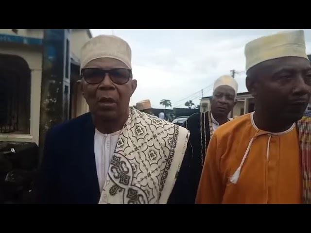 Ça chauffe, Suspension de la réunion des notables au foyer awlad el Comores