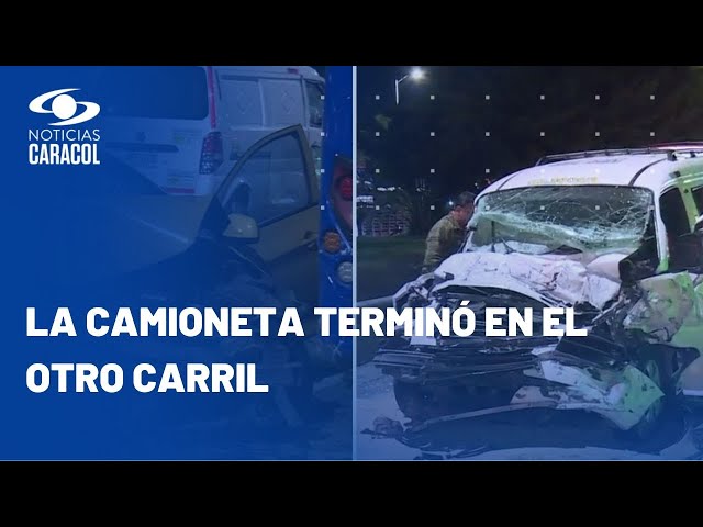 Carro acabó volcado en un caño de Bogotá tras chocar con dos vehículos