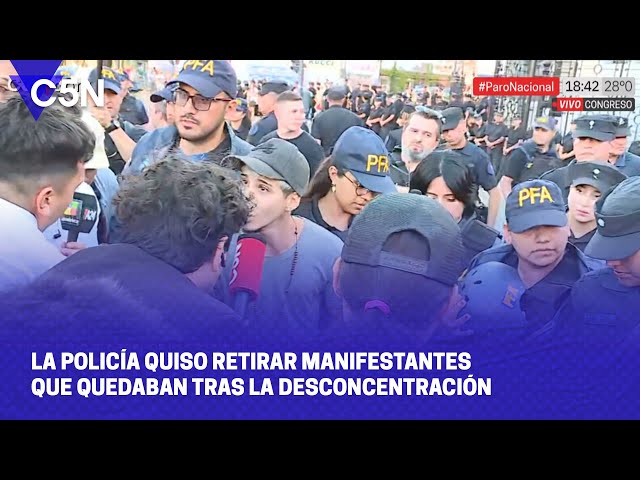 TENSIÓN frente al CONGRESO: POLICÍAS y MANIFESTANTES, CARA a CARA